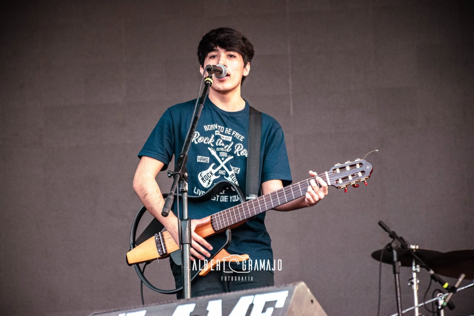 Gabriel Medina cantando y tocando la guitarra en vivo