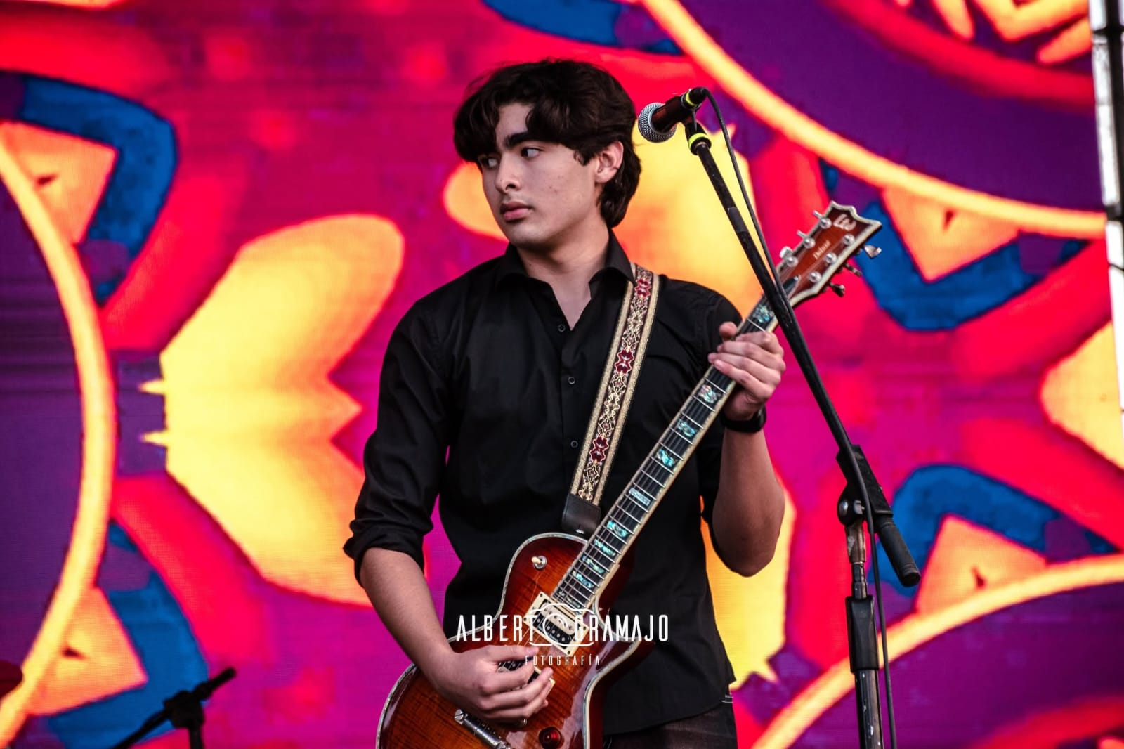 Julián Leiva Rivas tocando la guitarra en vivo